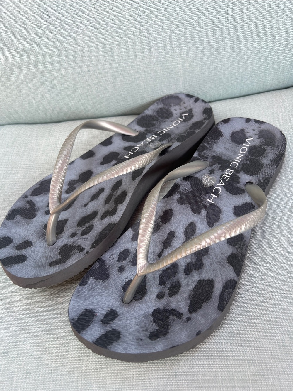 Like new Vionic  Metallic Silver Strap Gray Leopard Print Flip Flop Sandals sz 5